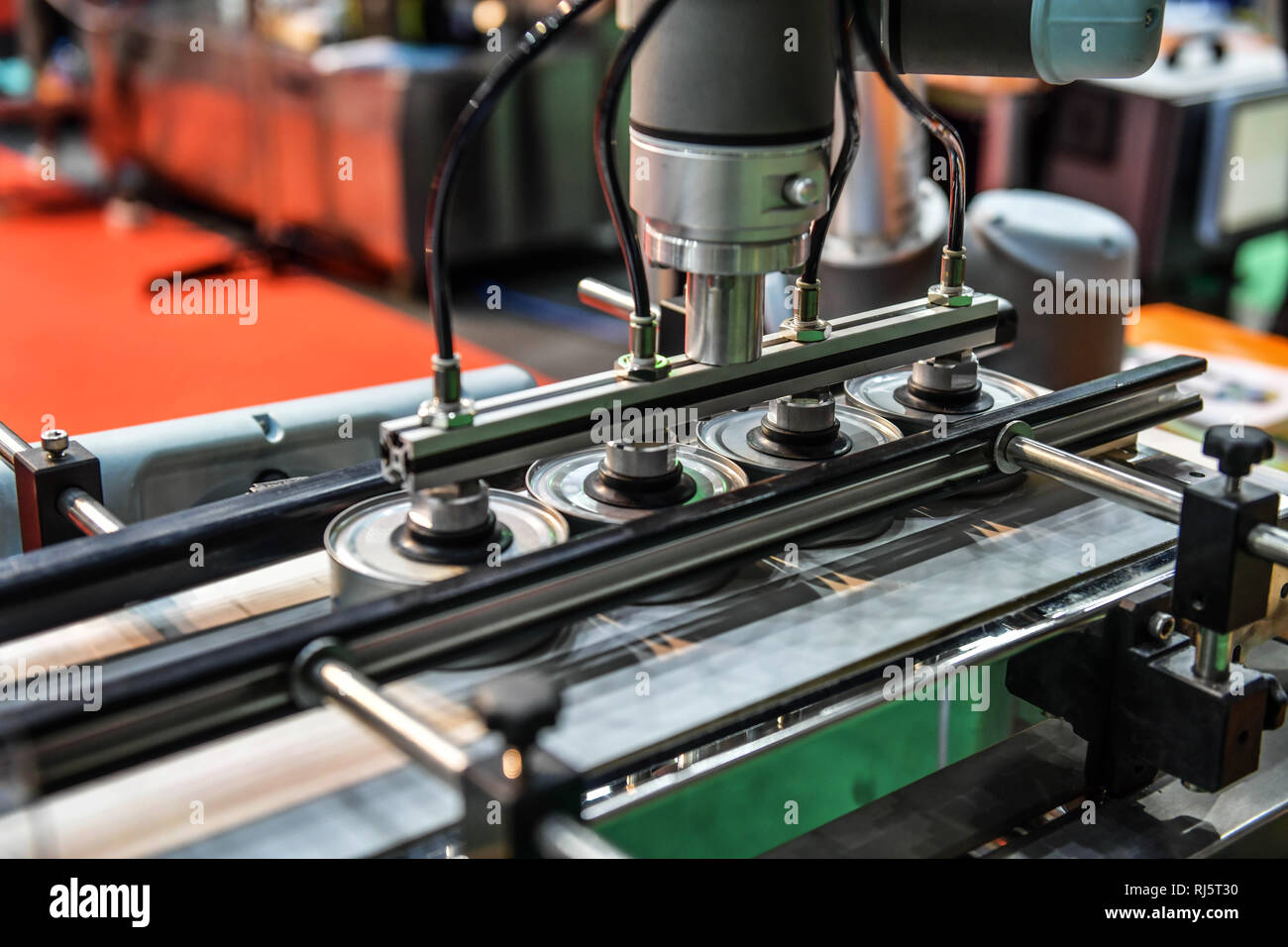 Dosen können in Factory Line Förderband der Maschine. Stockfoto