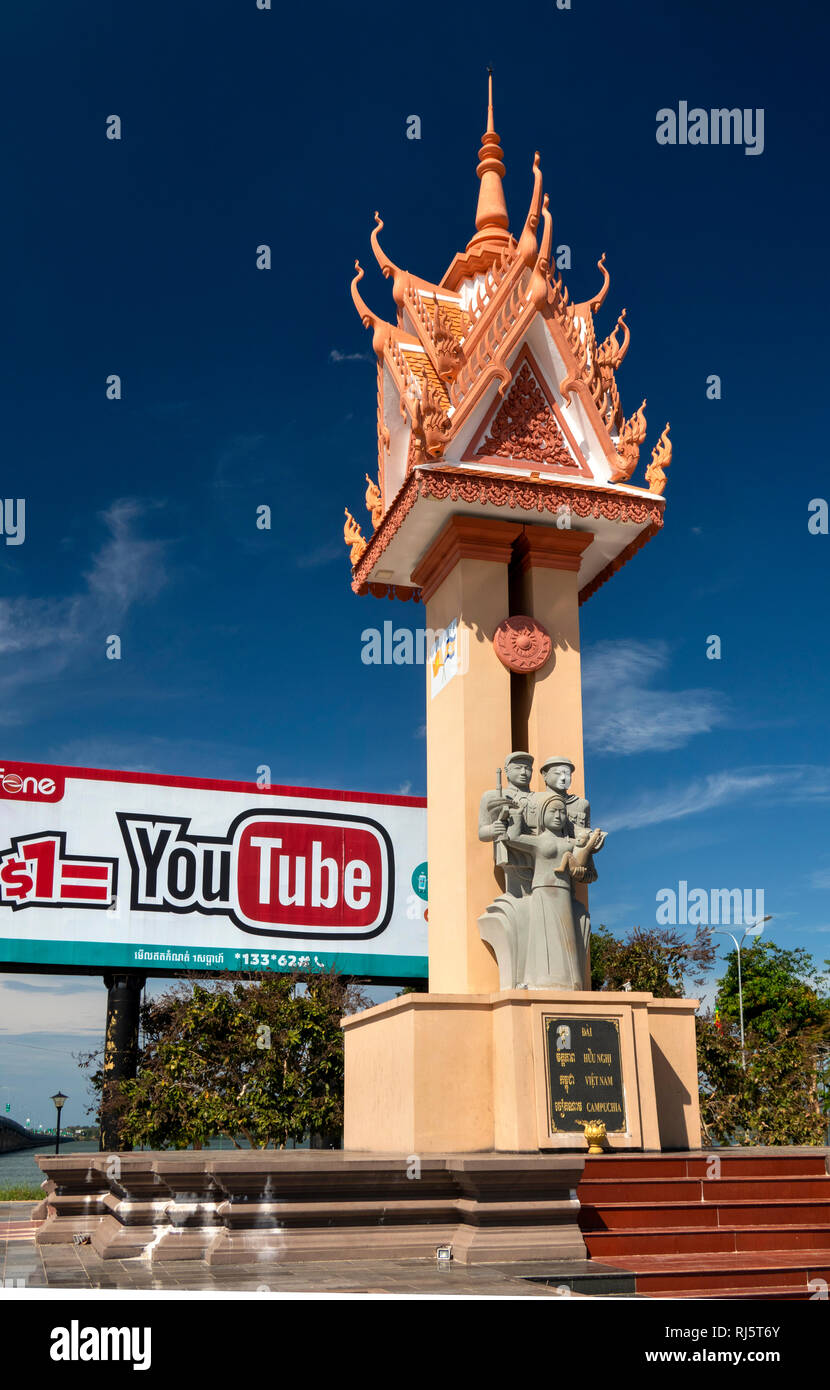 Kambodscha, Preah Koh Kong, krong Khemara Phoumin, Kambodscha Vietnam Friendship Monument neben Brücke über Prek Kaoh Pao Fluss Stockfoto