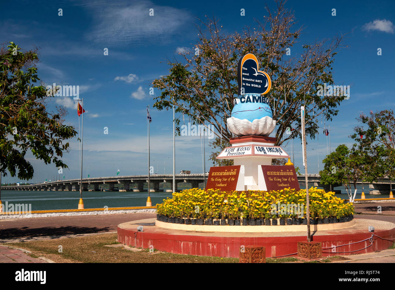 Kambodscha, Preah Koh Kong, krong Khemara Phoumin, Koh Kong Provinz, der Rising Star des Südwestens, Monument, das neben Prek Kaoh Pao Fluss Stockfoto