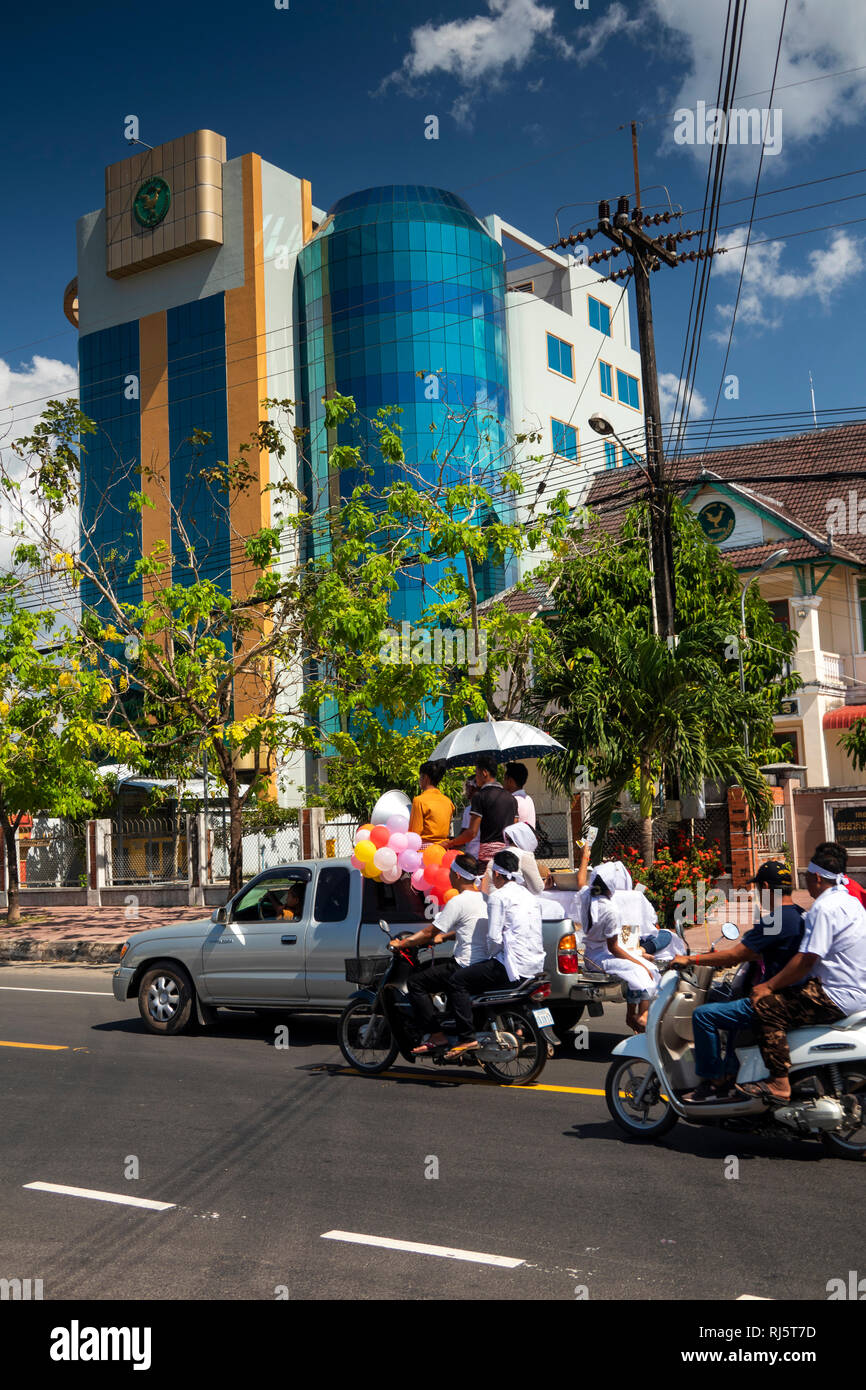 Kambodscha, Preah Koh Kong, Straße 1, trauerzug vorbei Steuer Zweig Gebäude, van der Sarg Stockfoto