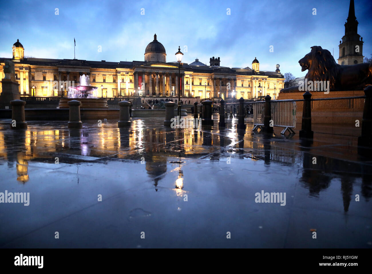 Regentag am Trafalgar Square mit Nationalgalerie im Hintergrund Bild von Gavin Rodgers/Pixel 8000 Stockfoto