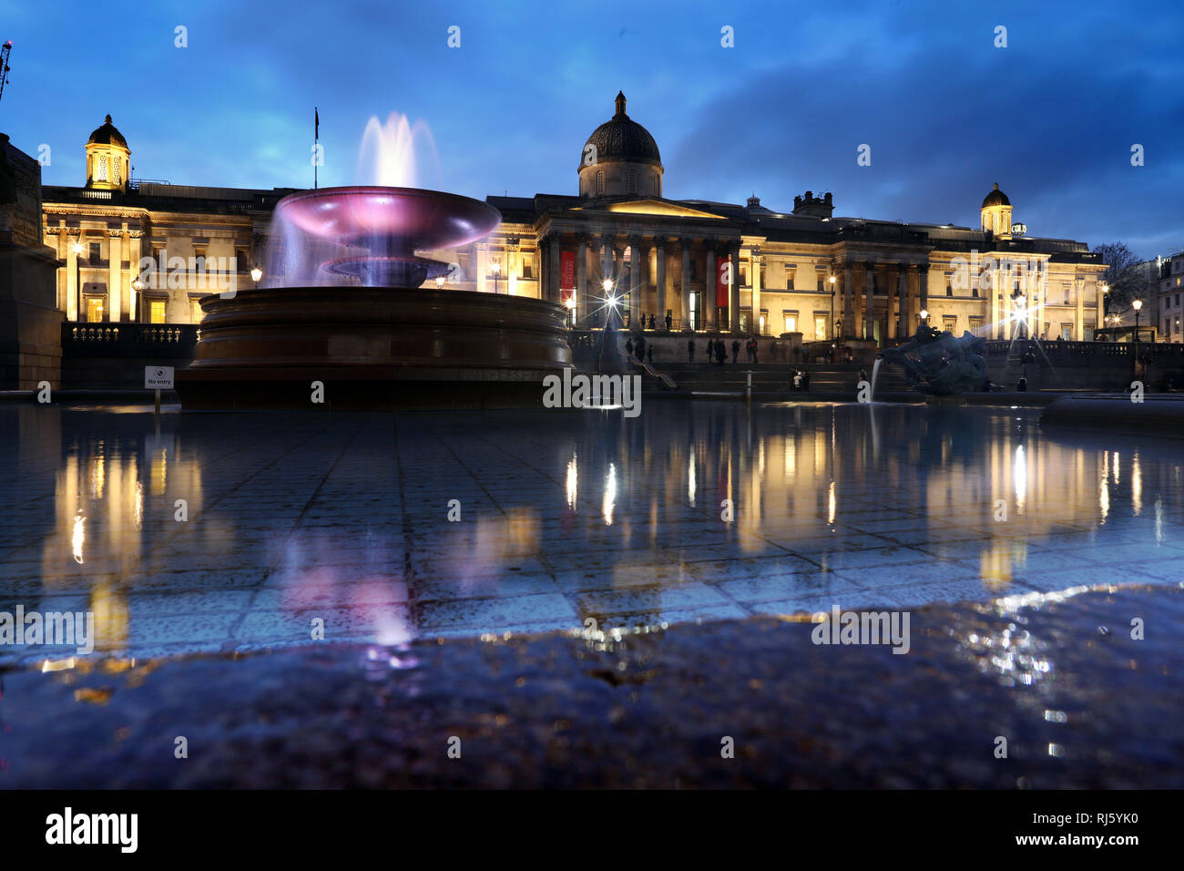 Regentag am Trafalgar Square mit Nationalgalerie im Hintergrund Bild von Gavin Rodgers/Pixel 8000 Stockfoto