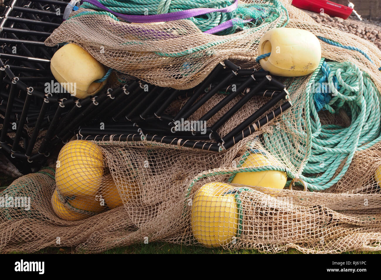 Ein Haufen von Meer Fanggeräte, bereit für die Nutzung durch die lokale Fischerei, auf einen Hafen, einschließlich Rauszuschwimmen, Seile und Verrechnung Stockfoto