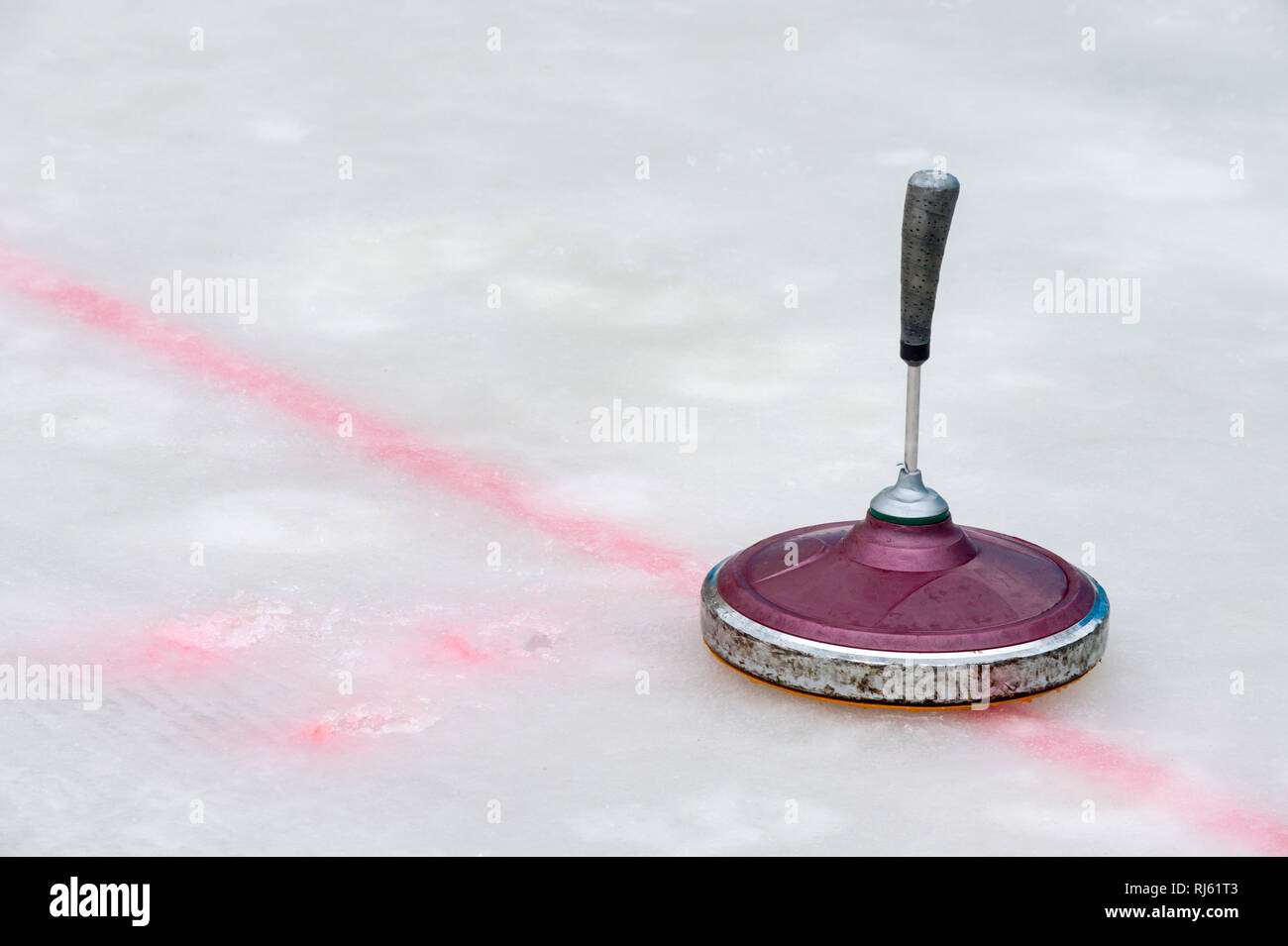 Eisstockschießen, Eisstockschiessen Stein auf einer Eisbahn Stockfoto