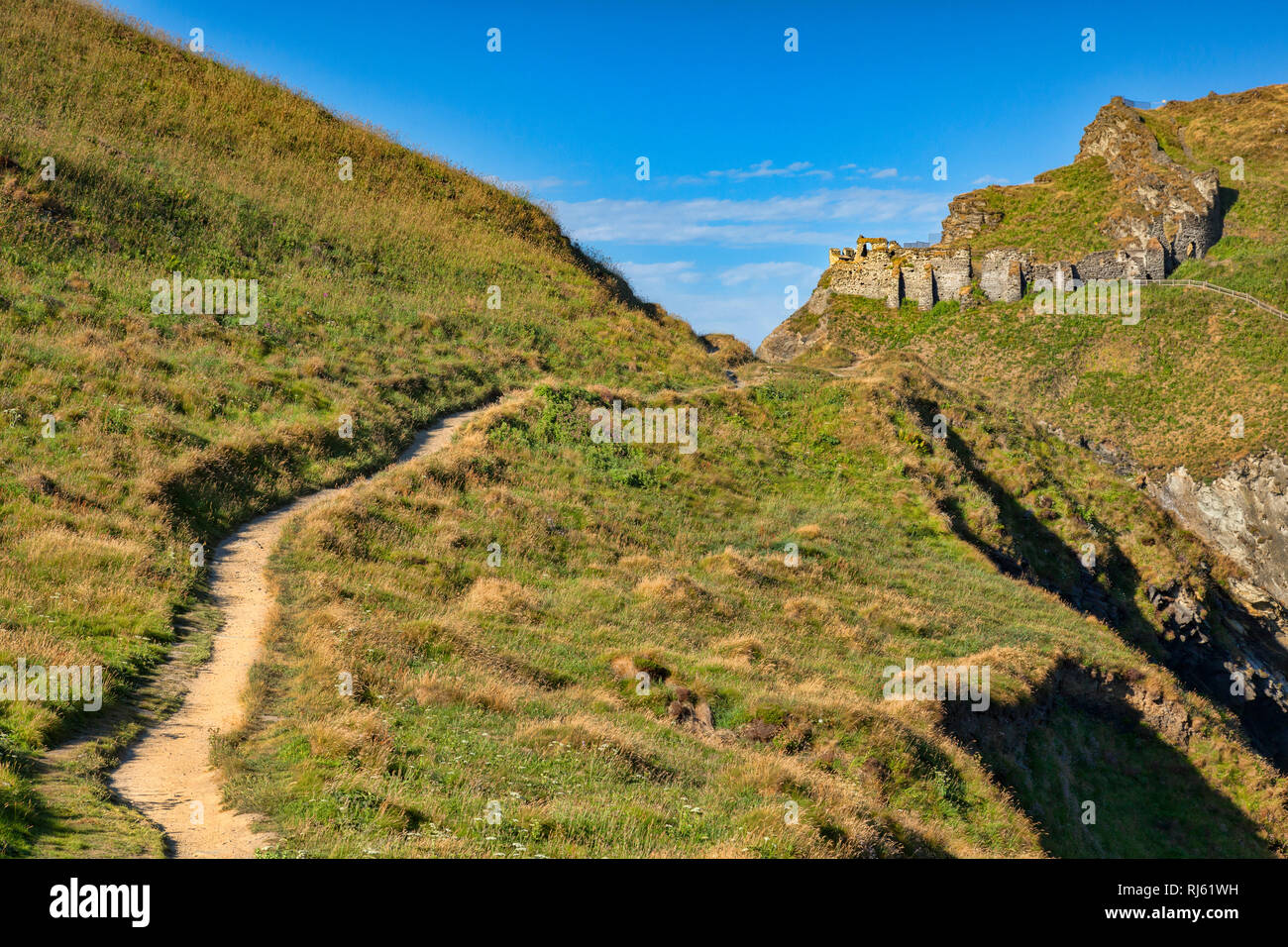 Der South West Coast Path, da es Ansätze Burg Tintagel, Cornwall, Großbritannien Stockfoto