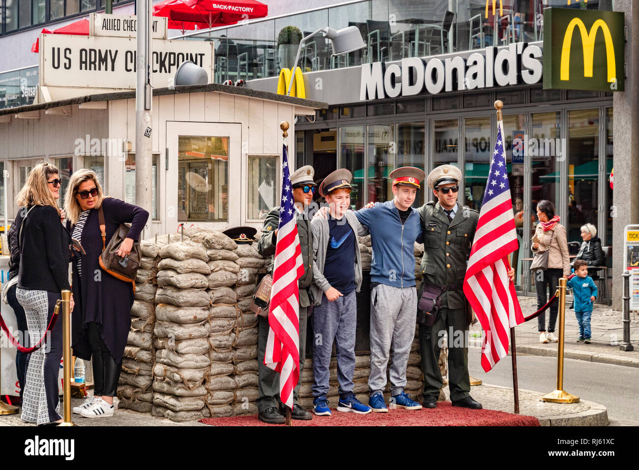22. September 2018: Berlin, Deutschland - Touristen in Fotos am Checkpoint Charlie. Stockfoto