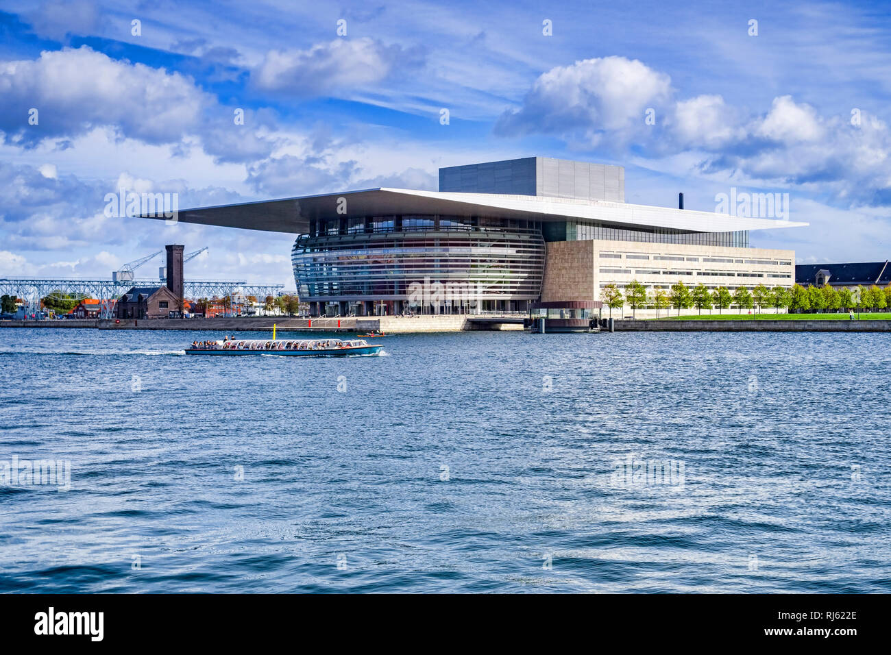 23. September 2018: Kopenhagen, Dänemark - die Kopenhagener Opernhaus, oder Operaen, auf der Insel Holmen, mit einem touristenboot vorbei am Hafen. Stockfoto 23. September 2018: Kopenhagen, Dänemark - die Kopenhagener Opernhaus, oder Operaen, auf der Insel Holmen, mit einem touristenboot vorbei am Hafen. Stockfoto