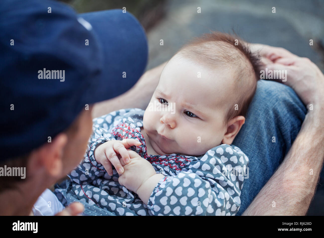 Vater im Gespräch mit seiner kleinen Tochter baby girl Outdoor Stockfoto