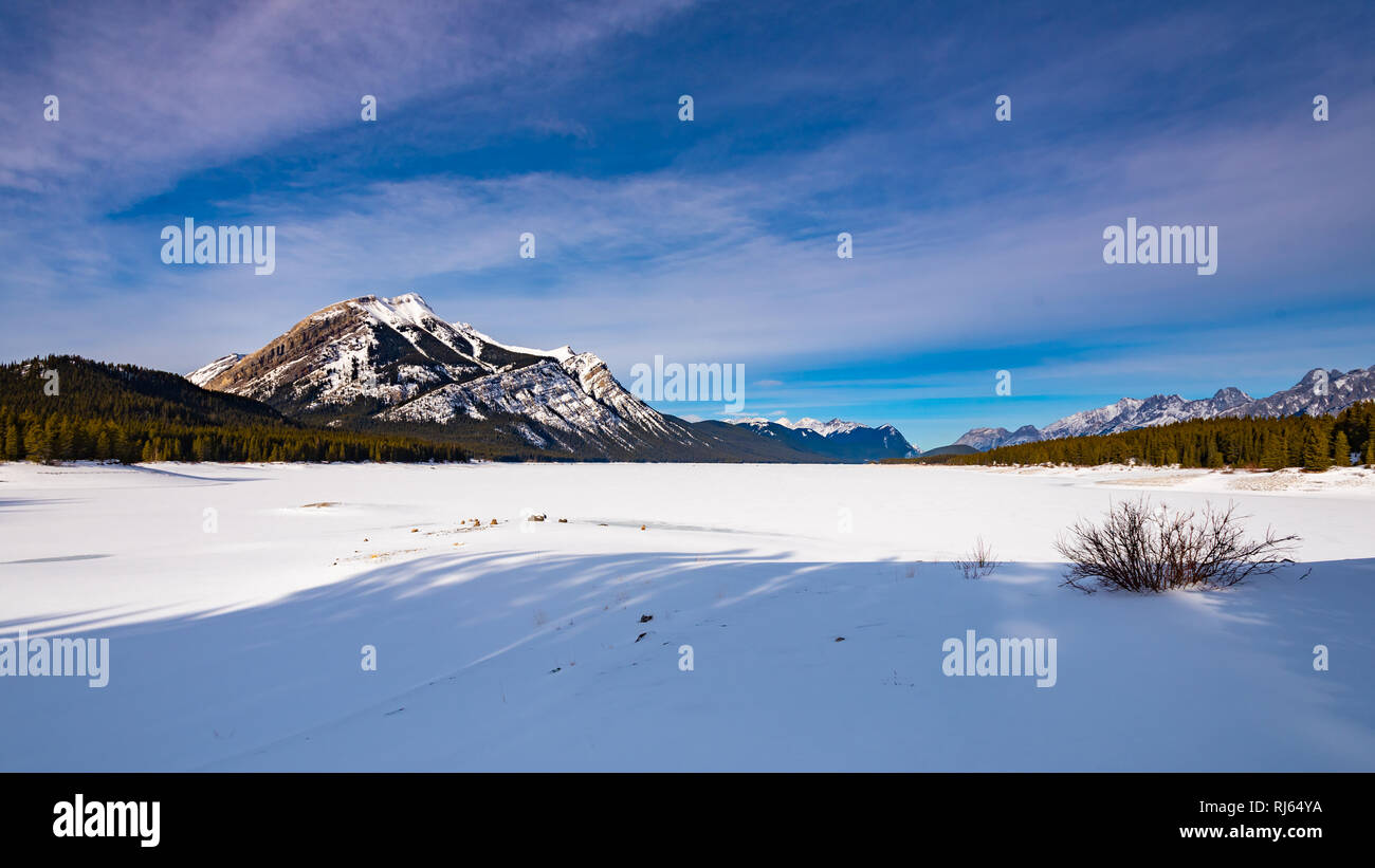 Schöne Winterlandschaft in den kanadischen Rocky Mountains. Um shoeshoeing Kananaskis Lake unter ruhigen blauen Himmel. Stockfoto