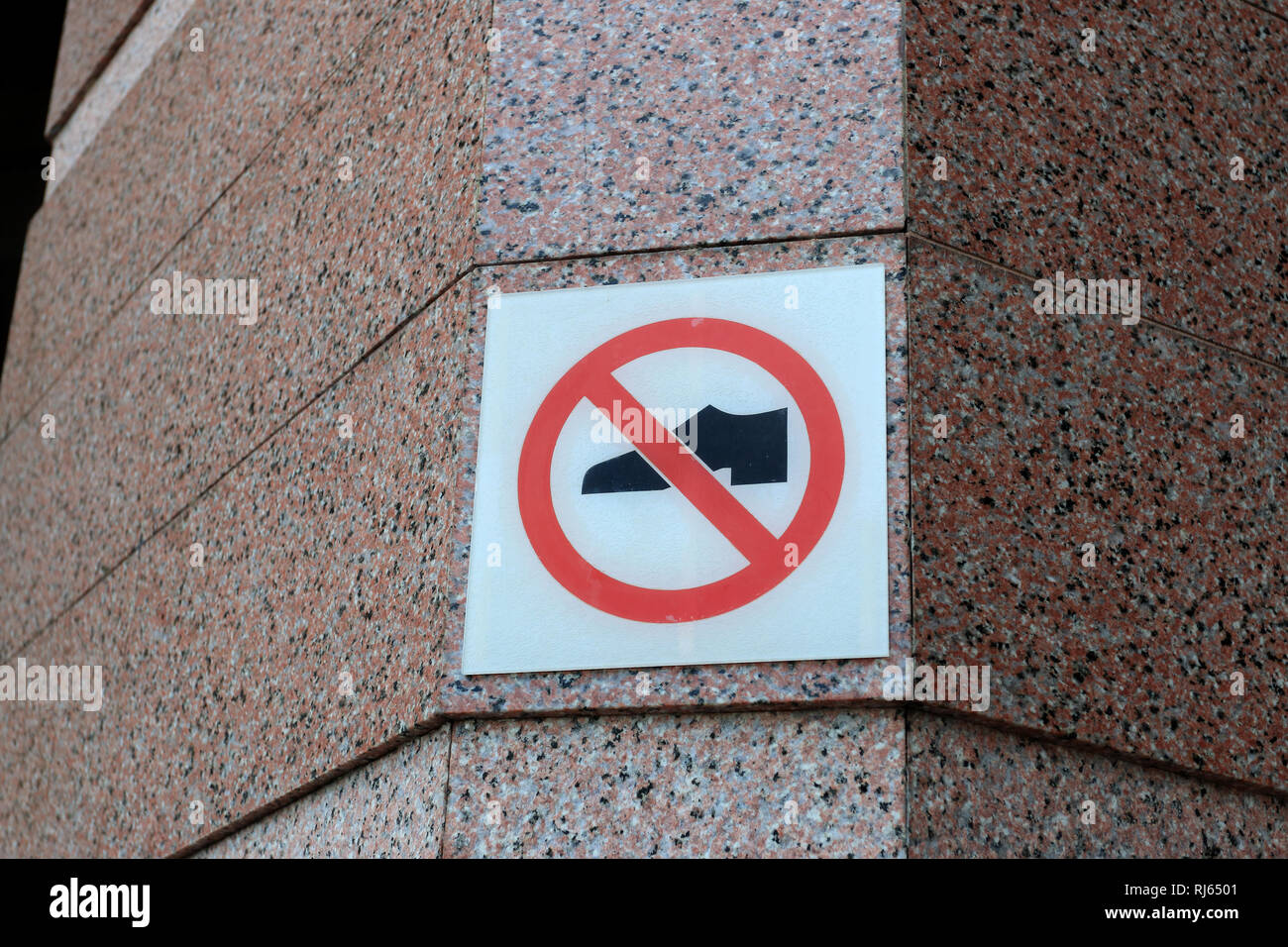 Keine Schuhe Schild Stockfotos & Keine Schuhe Schild Bilder Schilthorn Verbot Stilettos High Heels Wegweiser Schuhe