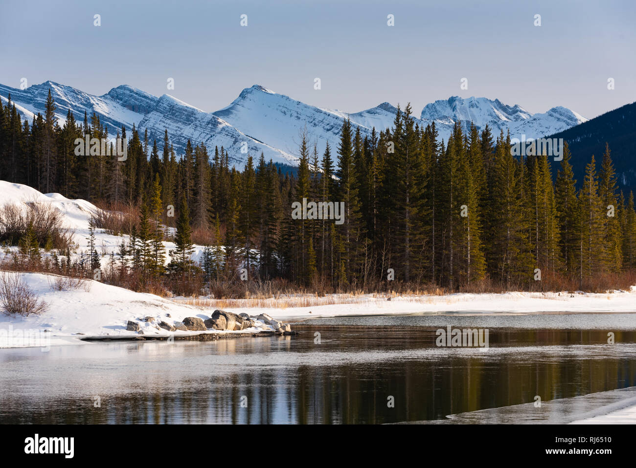 Schöne Winterlandschaft in den kanadischen Rocky Mountains. Um shoeshoeing Kananaskis Lake unter ruhigen blauen Himmel. Stockfoto