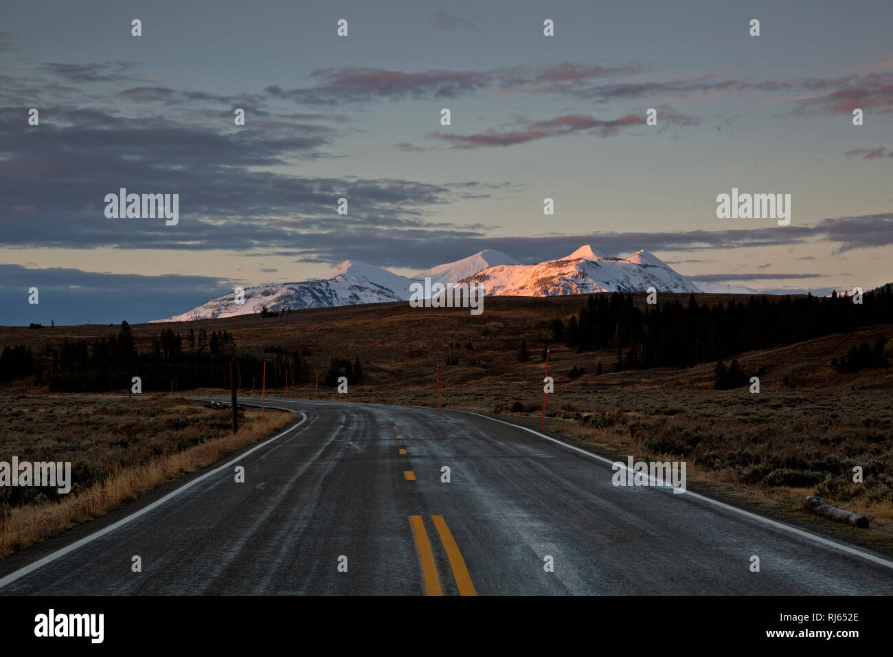 WY 03167-00 ... WYOMING - Sonnenaufgang auf dem Gallatin Berge aus dem Mammut-Norris Straße in Gardners Loch; Yellowstone National Park. Stockfoto