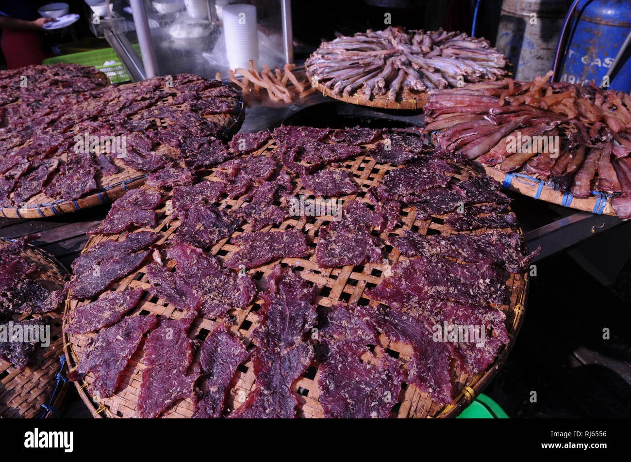 Fleisch & Fisch trocknen in der Sonne auf rattan Fächer, in einem lokalen Restaurant, während des chinesischen neuen Jahres, Phnom Penh, Kambodscha. © kraig Lieb Stockfoto