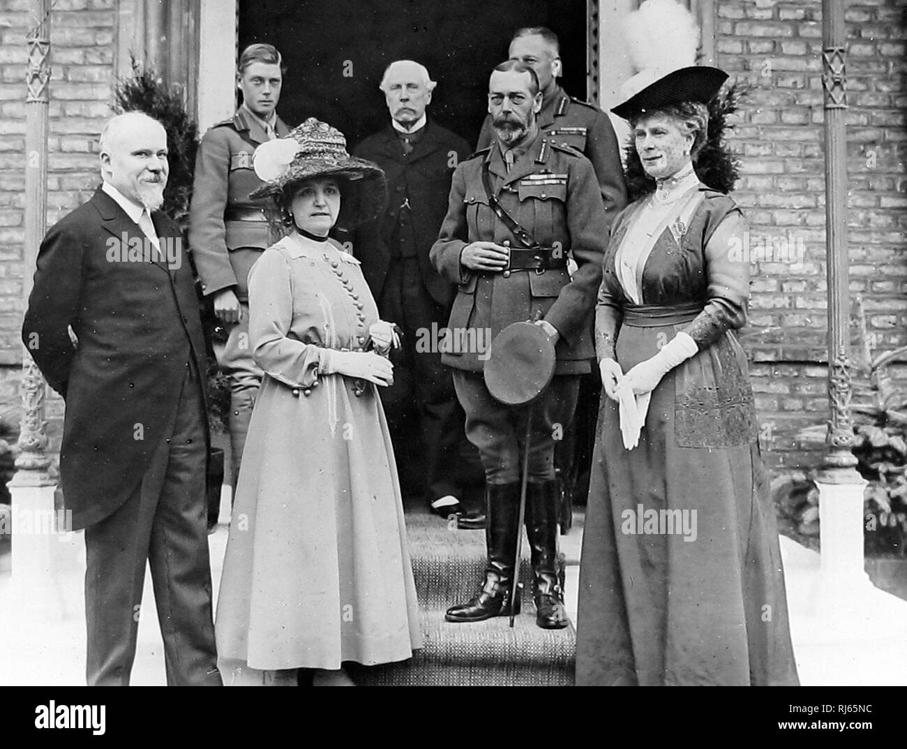 König und Königin besuchen Frankreich während WW1 Stockfoto