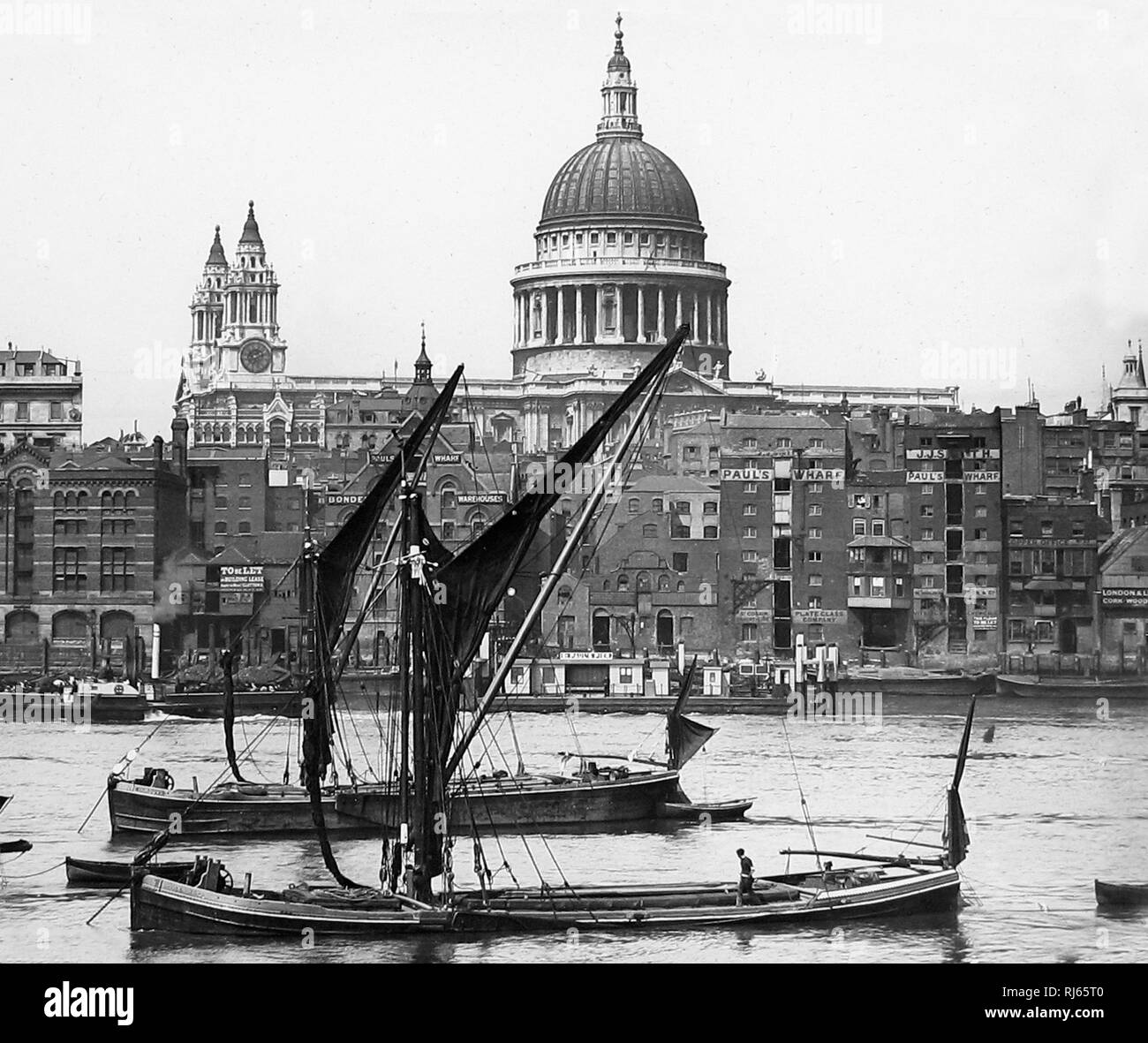 Thames Lastkähne auf Themse, London Stockfoto