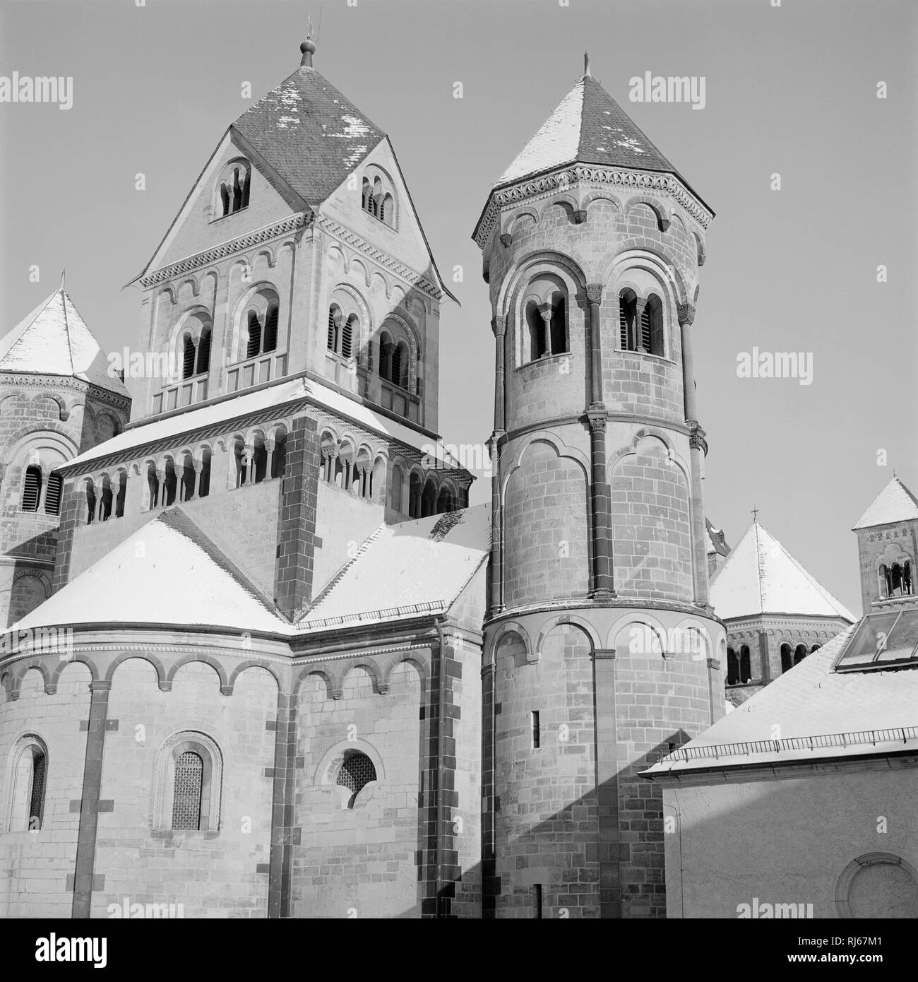 Europa, Deutschland, Rheinland-Pfalz, das Kloster Maria Laach, Blick vom Gastflügel in das Westwerk, Stockfoto