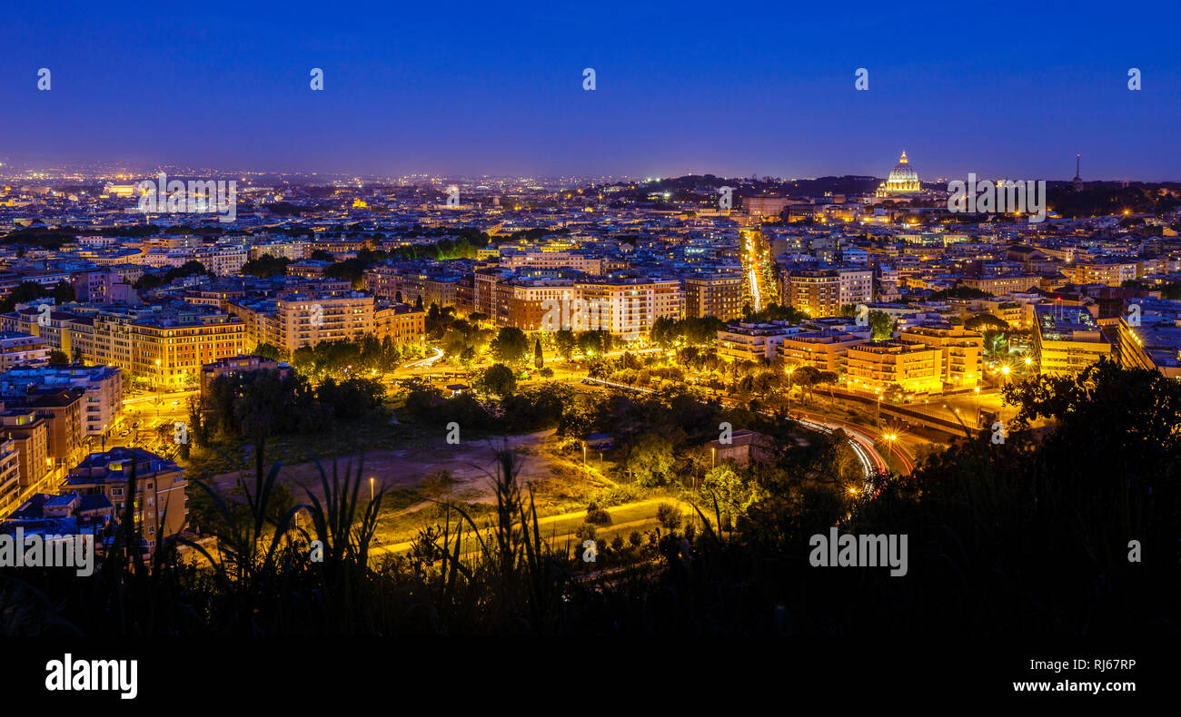 Europa, Italien, Latium, Rom, Blick vom Monte Mario, dem höchsten Hügel Roms, über die ewige Stadt bei Nacht Stockfoto