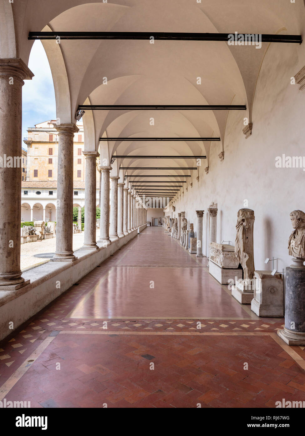 Europa, Italien, Latium, Rom, Im, von Michelangelo gestalteten Kreuzgang der Kirche Santa Maria degli Angeli e dei Martiri (Teil des Museo Nazionale Ro Stockfoto