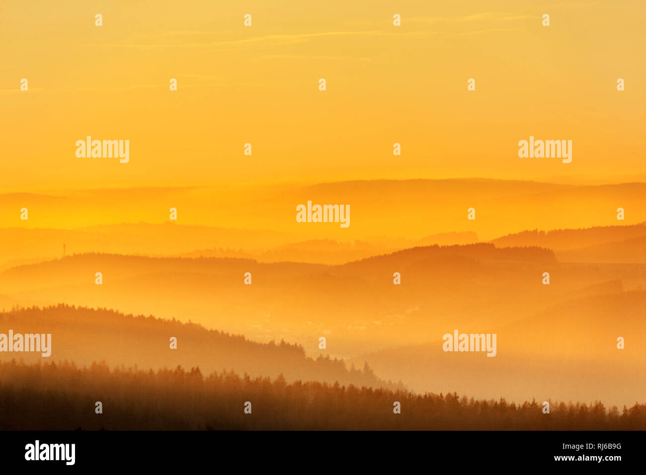 Deutschland, Thüringen, Blick über den Thüringer Wald in Richtung Rennsteig, Burkersdorf, Berge, Bergsilhouetten, Abendstimmung, Stockfoto