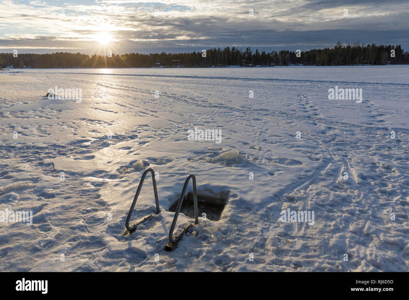 Finnland, Eisloch zum Baden im Winter Stockfoto