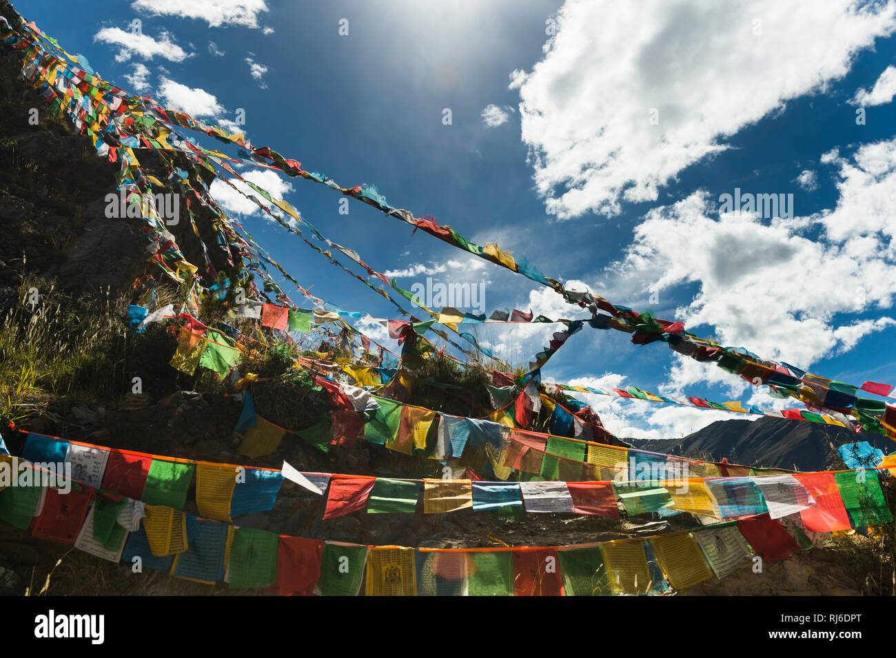 Tibet, Tempelburg Yumbulhakhang, Gebetsfahnen Stockfoto