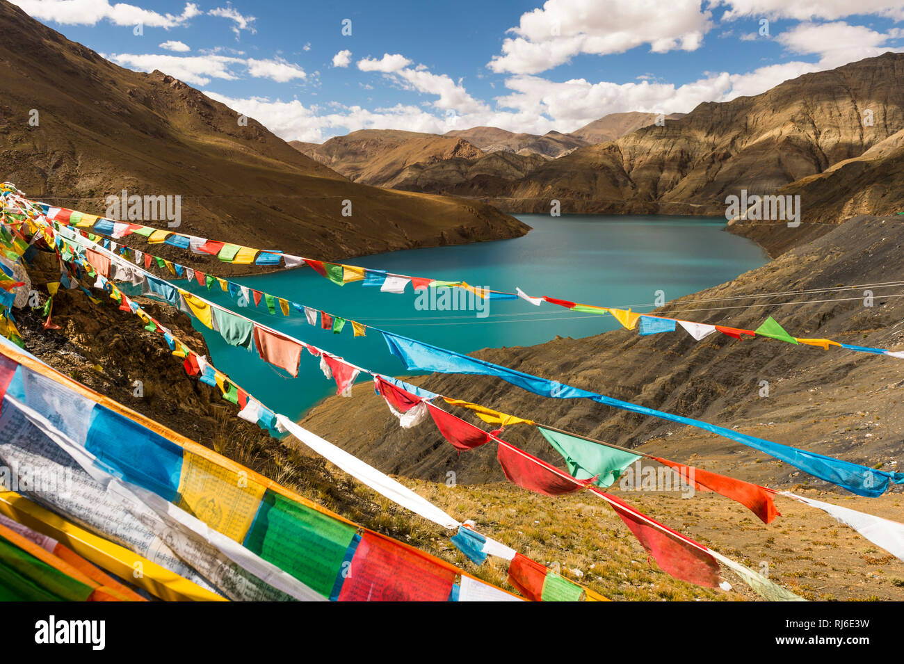 Tibet, der Nangchu Fluss, Gebetsfahnen Stockfoto