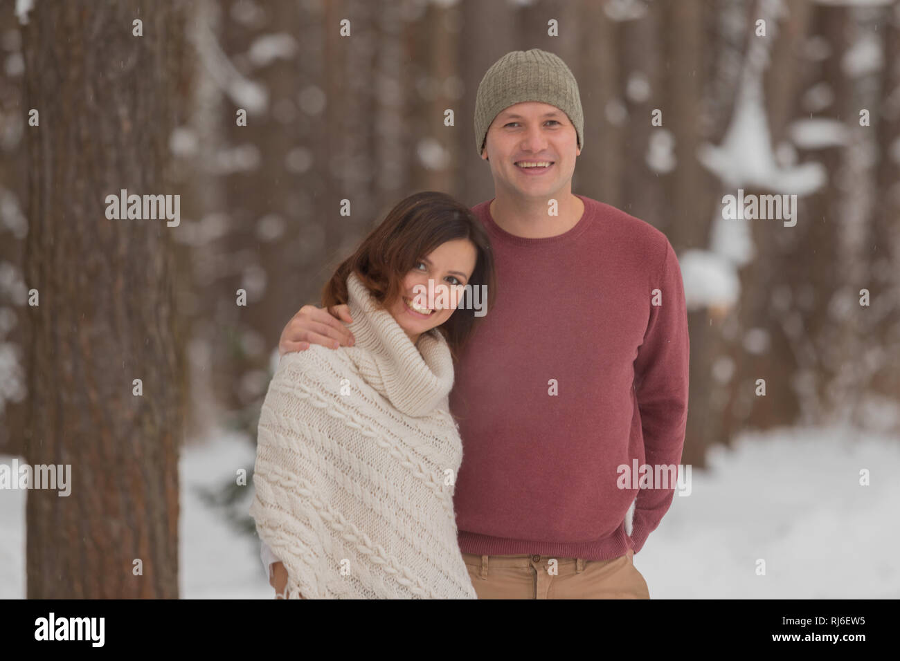 Romantischer Spaziergang im Winterwald. Junge glückliches Paar in der Liebe wandern im Winter verschneite Wald Stockfoto