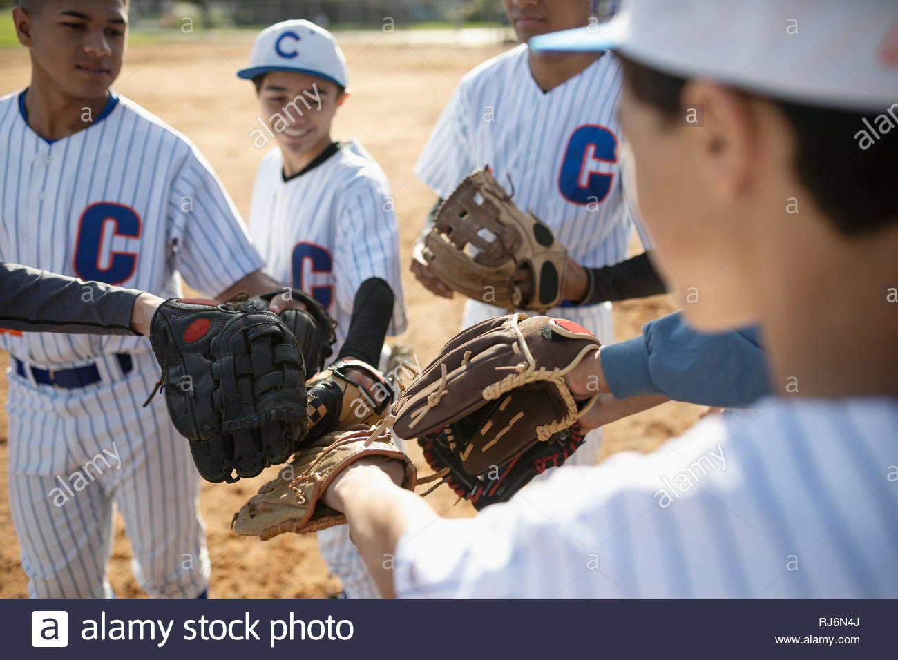 Baseball Spieler beitreten Baseball Handschuhe in Unordnung Stockfoto