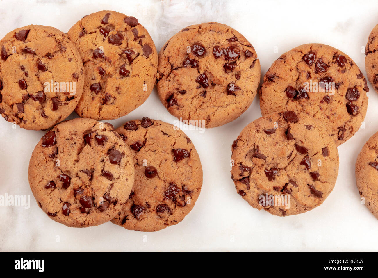 Ein Foto des frisch gebackenen Golden Brown Chocolate Chip Cookies, Schuß von oben Stockfoto