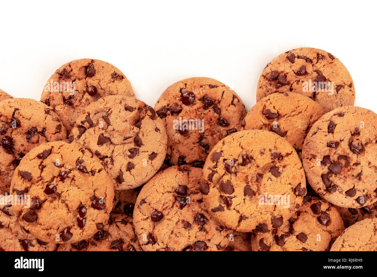 Viele Chocolate Chip Cookies, Schuß von oben auf einem weißen
