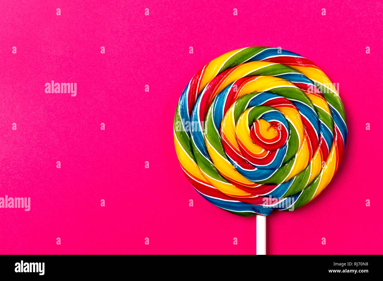 Lecker lecker Party Zubehör Süßes Swirl Candy Lollypop auf hellen Hintergrund Draufsicht Minimalismus Mode Konzeptionelle Stockfoto