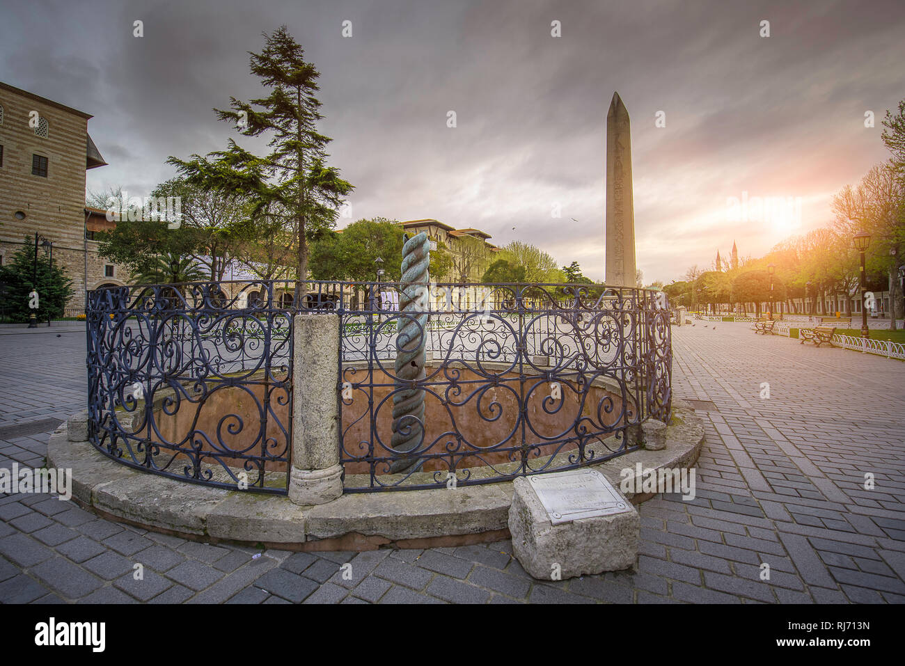 Die griechischen Schlange Spalte und Alten Ägyptischen Obelisk von Theodosius an der Stelle der antiken Römischen Hippodrom von Konstantinopel in Istanbul, Türkei Stockfoto
