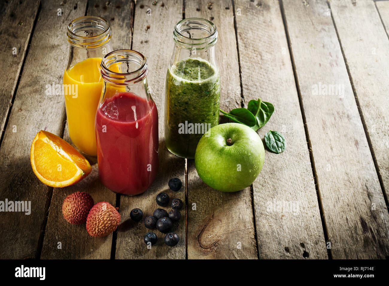 Leckere bunte frische selbstgemachte Smoothies in Gläsern auf hölzernen Tisch. Gesunde, detox Konzept. Stockfoto