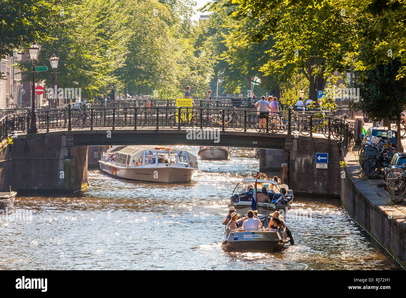 Niederlande, Amsterdam, Gracht, Brücke, Ausflugsboot, Boote Stockfoto