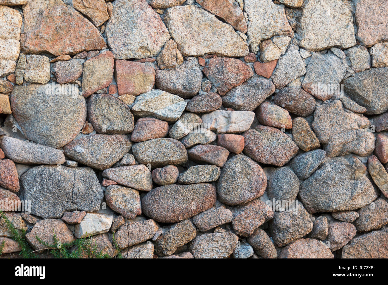 Hintergrund mit Konzept - eine Mauer aus aufgeschichteten Steinen, Stockfoto