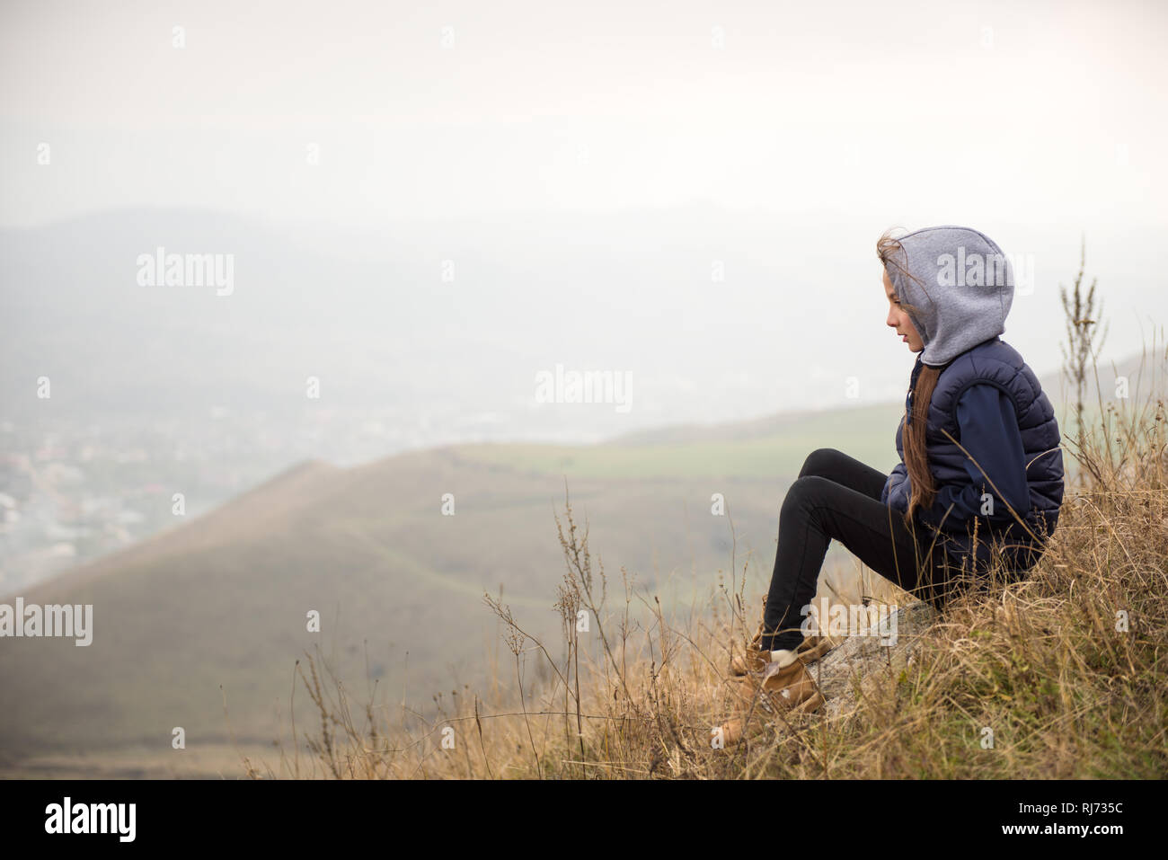 Aktiv gesund kleines Mädchen in sleveless Jacke und Kapuze am Berg beim Wandern Stockfoto