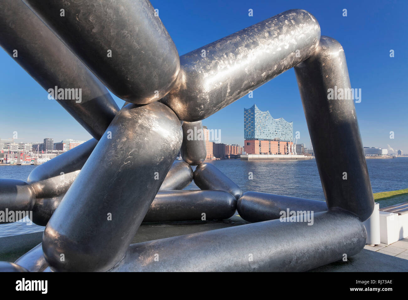 Skulptur von Richard Deacon vor dem Stagetheater, Blick über die Elbe zur Elbphilharmonie, HafenCity, Hamburg, Deutschland Stockfoto