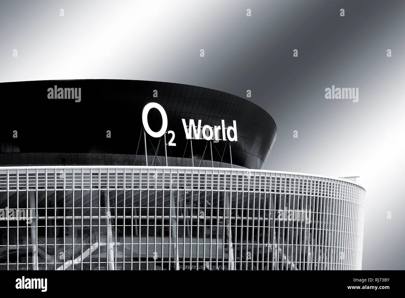Berlin, Deutschland, die Glasfassade des Gebäudes O2 World mit Logo Stockfoto