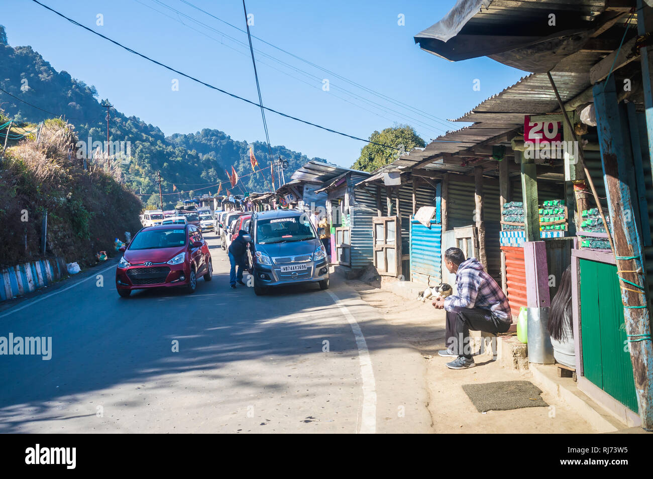 Darjeeling, 2 Jan 2019: Ein kleines Kaffee Markt auf der Spitze eines Hügels, der asiatischen Himalayan Range, wo Touristen kommen den Panoramablick auf Ka zu genießen Stockfoto