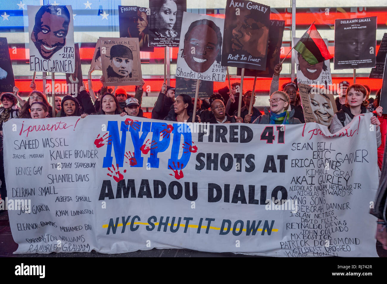 Mitglieder der Aktivist Gruppe NYC Herunterfahren am Grand Central einsammelte und die Straßen zu Times Square marschieren, am 4. Februar 2019, der 20. Jahrestag der Ermordung von Amadou Diallo in der Bronx zu erinnern, Schuß 41 Mal von der NYPD. Während der März, der Gruppe auch Porträts der anderen Opfer der Brutalität der Polizei. (Foto von Erik McGregor/Pacific Press) Stockfoto