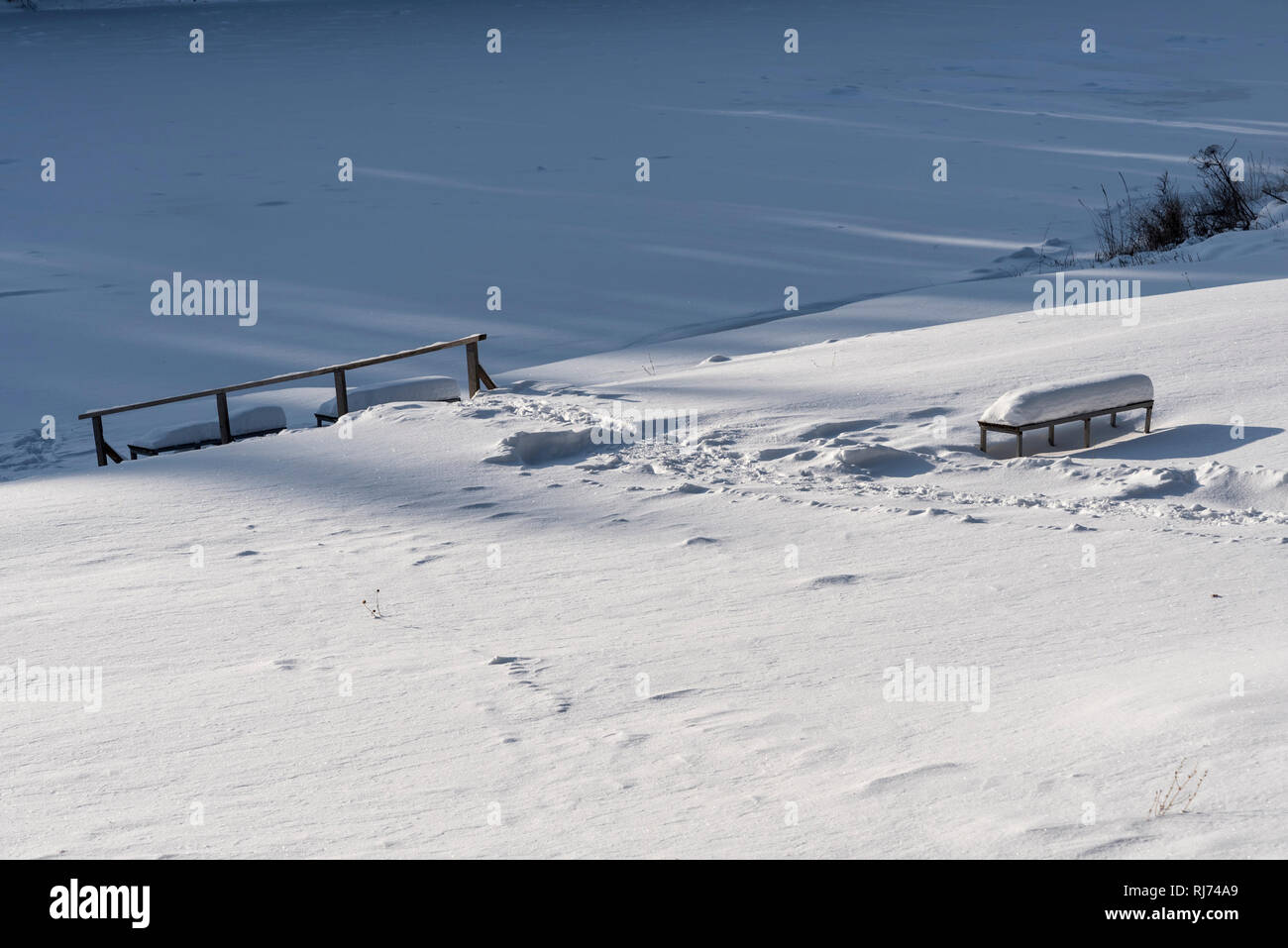 Frische reine Schnee, braun Mahagoni Holz Farbe lackiert Stühle und Tisch im Freien. Pflege von Gartenmöbeln nach dem kalten Winter conc Stockfoto