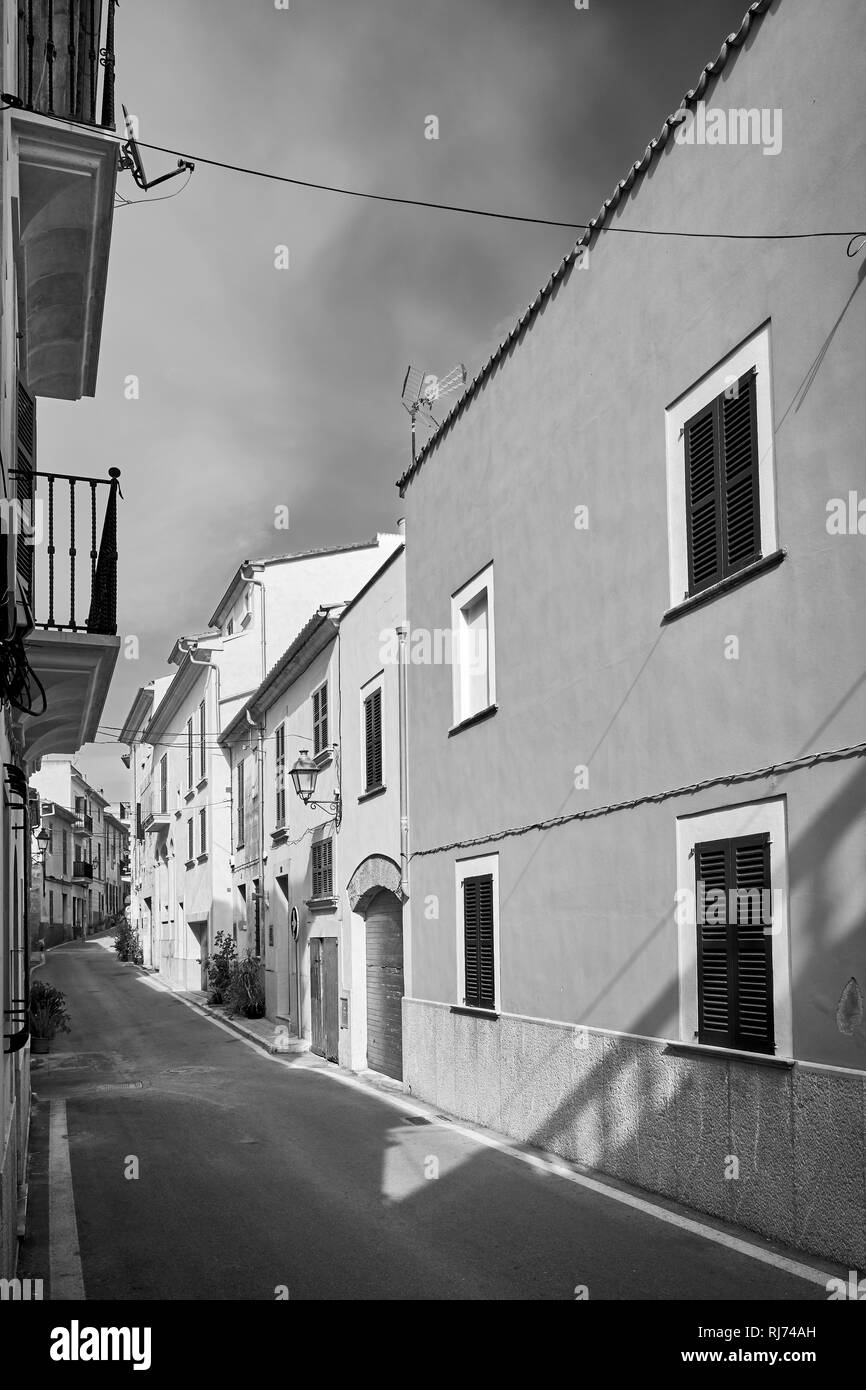 Schwarz-weiß Bild eines leeren Straße in der Altstadt von Alcudia, Mallorca, Spanien. Stockfoto