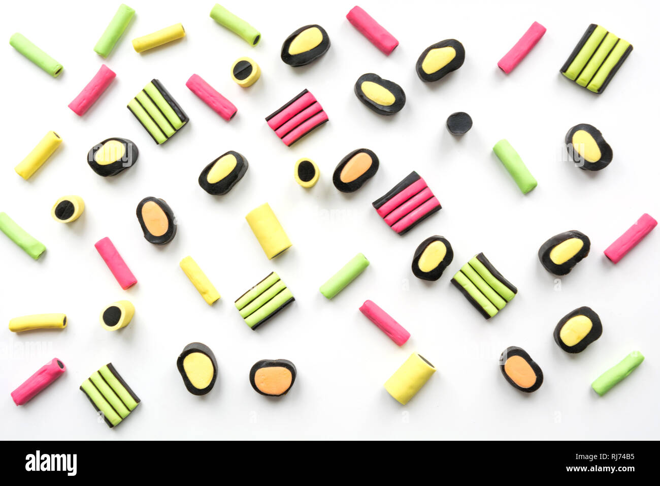 Bunte lollipop und Lakritz Bonbons auf Weiß. Blick von oben. Konzept Banner für Design. Flach. Stockfoto