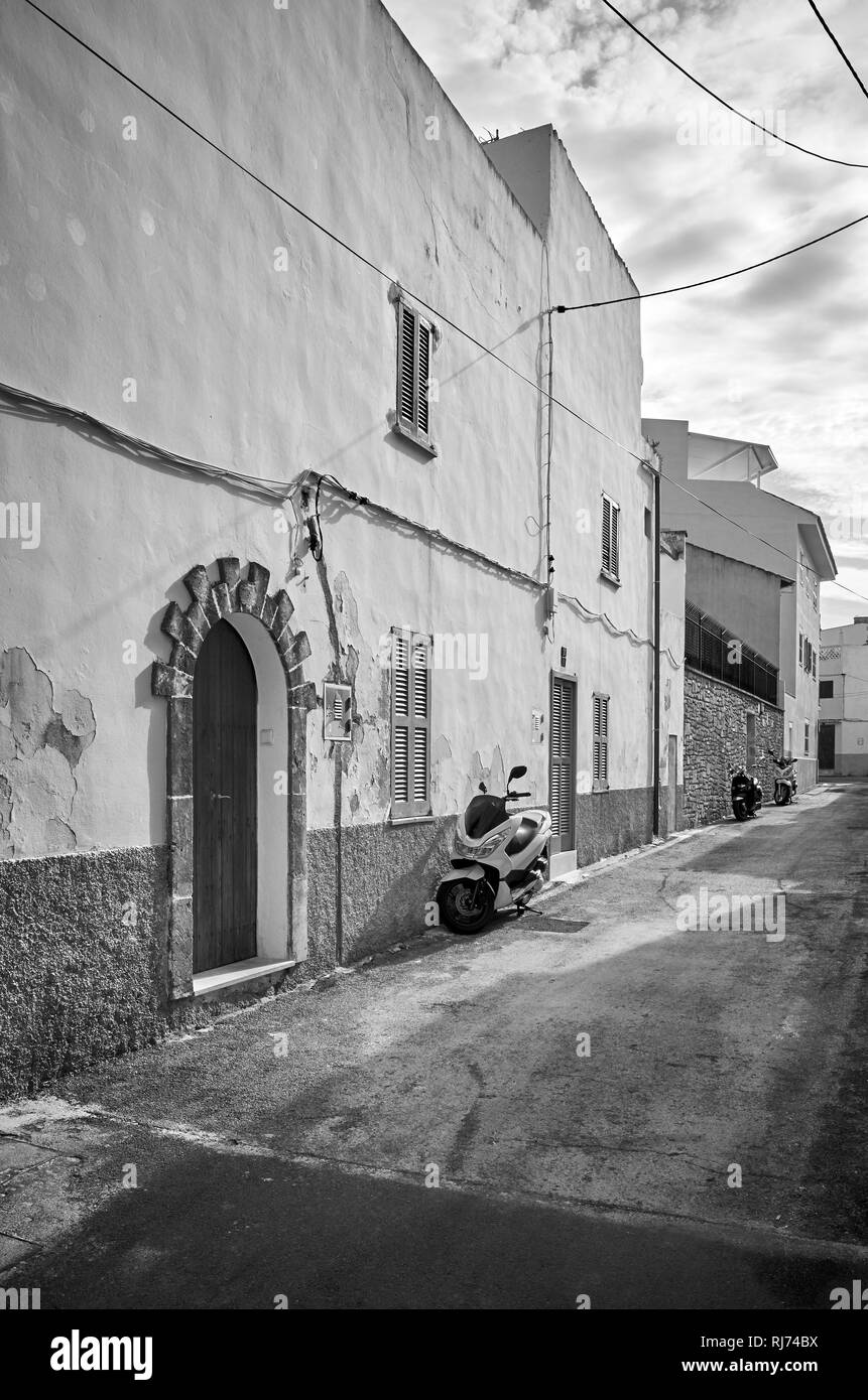 Schwarz-weiß Bild eines leeren Straße in der Altstadt von Alcudia, Mallorca, Spanien. Stockfoto
