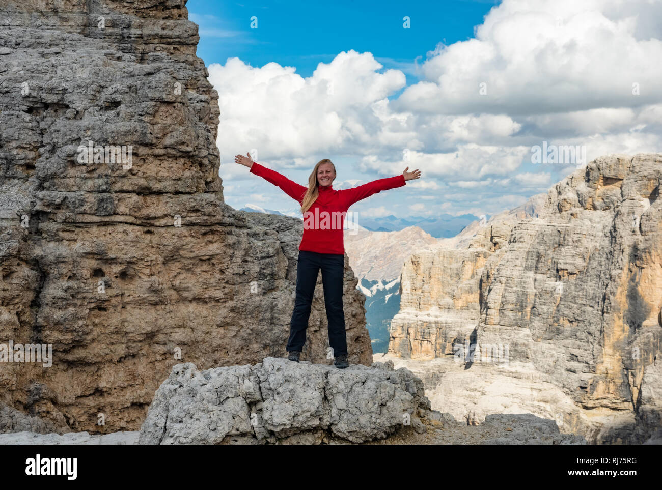 Aktive Wanderer wandern, genießen die Aussicht, Dolomiten Landschaft. Reisen Sport Lifestyle Konzept Stockfoto