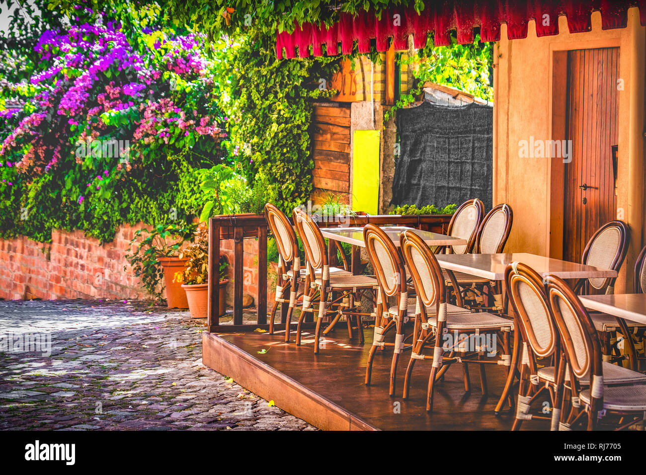 Pariser Bistro Restaurant Frühling im Hintergrund Stockfoto