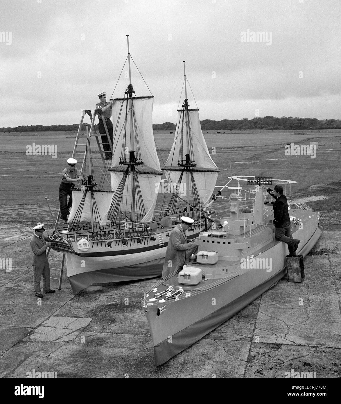 Scale Nachbauten der 16-gun sloop Atlanta und der geführten Waffe Zerstörer Hampshire, die gehen auf Earl's Court, London, bei der Royal Navy, die Sie in einem Display mit dem Titel 'Men O' War - Gestern und Heute" an der Königlichen Turnier. Stockfoto