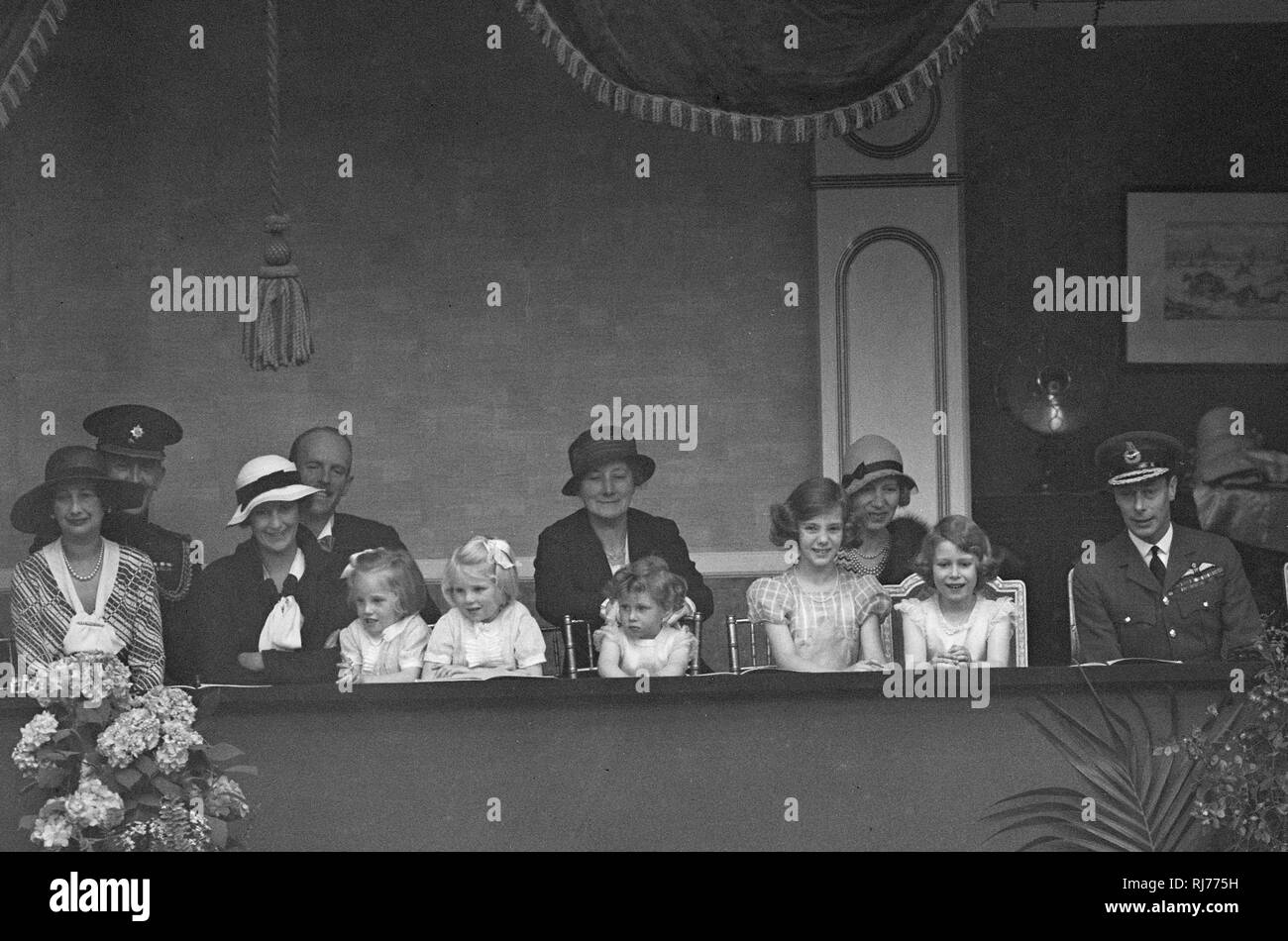 Der Herzog von York mit seinen Töchtern im Royal Turnier. Stockfoto