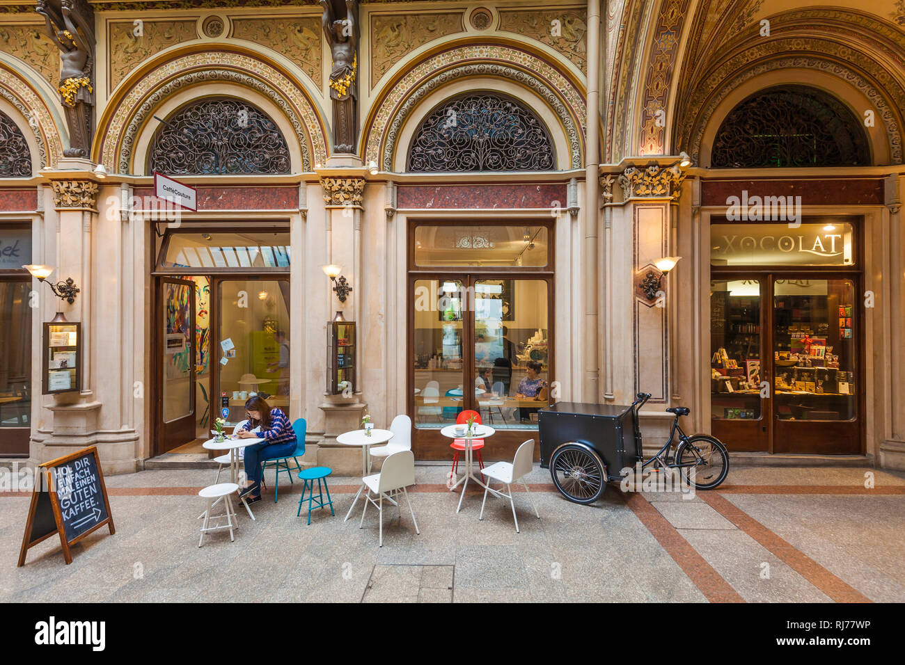 Österreich, Wien, Freyung, Palais Ferstel, Einkaufspassage, Cafe Couture, Xocolat, Schokoladenmanufaktur Stockfoto Österreich, Wien, Freyung, Palais Ferstel, Einkaufspassage, Cafe Couture, Xocolat, Schokoladenmanufaktur Stockfoto
