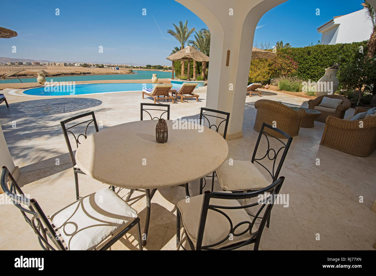 Luxus Villa zeigen Home im tropischen Sommer Ferienanlage mit Schwimmbad und Stühlen Stockfoto